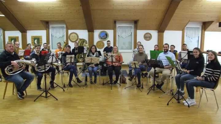 Das Projektorchester um Martin Trottler (links) bei einer Probe im Sportheim in Neunstetten. (Foto: Jasmin Kiendl)