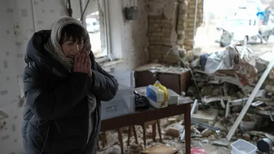 Halina Panasian steht nach einem russischen Raketenangriff in ihrem zerstörten Haus in Hlewacha. (Foto: Roman Hrytsyna/AP/dpa)