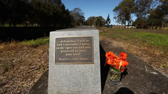 Eine Gedenktafel für die deutsche Rucksacktouristin Simone Strobel steht im australischen Lismore. (Foto: Jason O'brien/AAP/dpa/Archivbild)