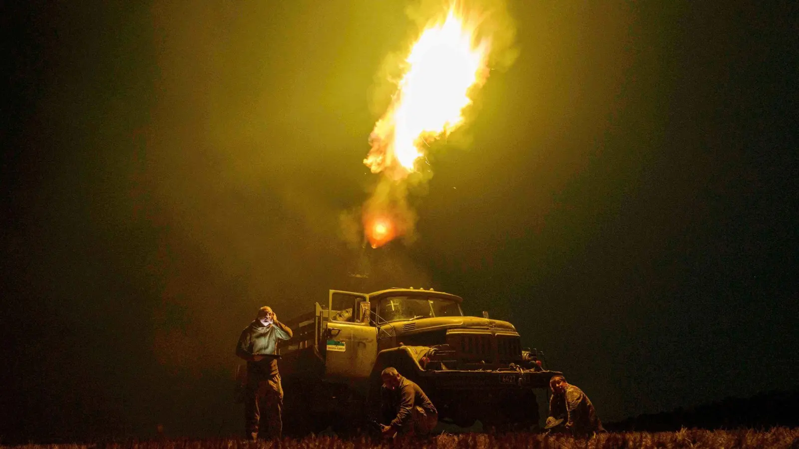 Erneut wird die ukrainische Flugabwehr gefordert. (Archivbild) (Foto: Evgeniy Maloletka/AP/dpa)