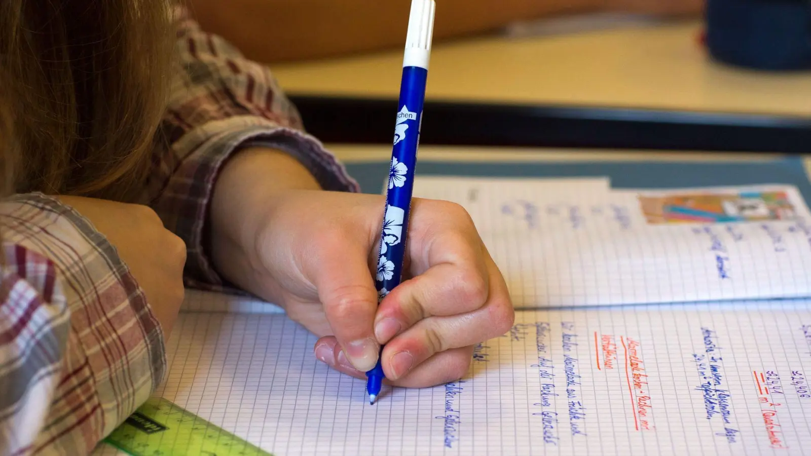 Ob ein Kind die linke Hand bevorzugt, ist nicht erst bei Schulbeginn klar, sondern bereits im Alter zwischen zwei und vier Jahren. (Foto: Jens Büttner/dpa/dpa-tmn)
