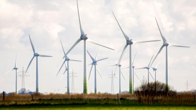Zahlreiche Windkraftanlagen stehen auf Feldern im Landkreis Aurich. (Foto: Hauke-Christian Dittrich/dpa)