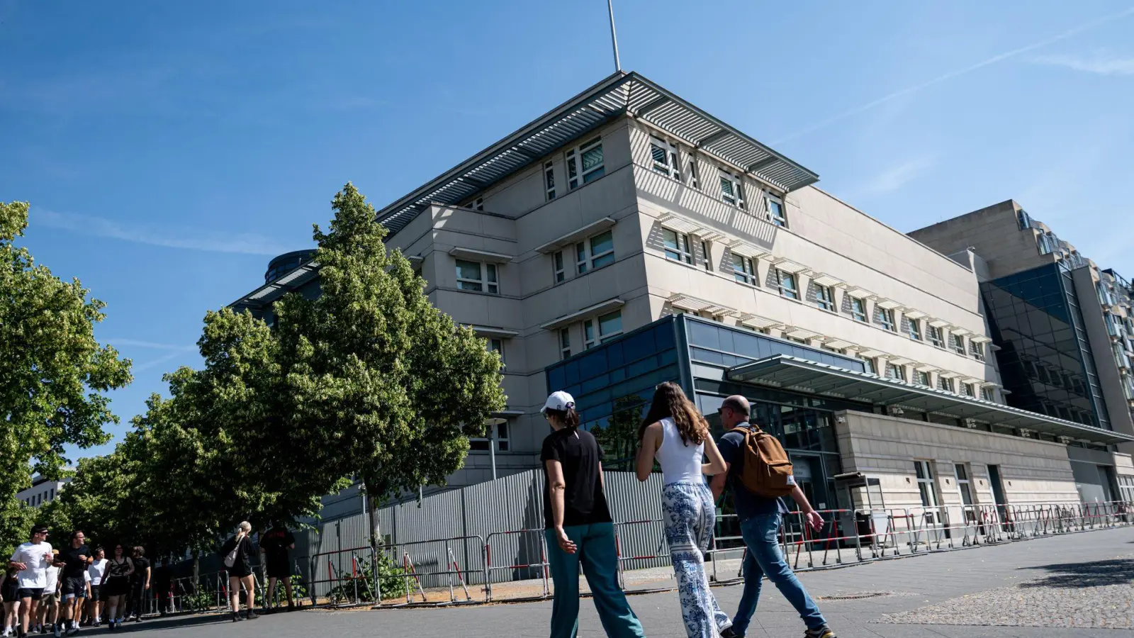 Die US-amerikanische Botschaft in Berlin lobt das mutige Eingreifen des 20 Jahre alten US-Bürgers. Laut Polizei soll er eingeschritten sein, als zwei Männer junge Frauen belästigten. Daraufhin wurde der 20-Jährige mit einem Messer angegriffen. (Archivbild) (Foto: Fabian Sommer/dpa)