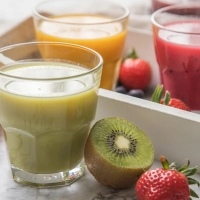 Fruchtgetränk mit weniger Zucker? Wer selbst mixt und Spinat, Gurke oder Kräuter dazugibt, drückt den Zuckergehalt – und bekommt trotzdem Vitamine &amp; Co. (Foto: Christin Klose/dpa-tmn)