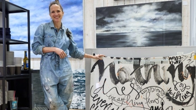 Die Hamburger Künstlerin Jeannine Platz liebt Malen und Schreiben. Beides zeichnet ihre Werke aus.  (Foto: Georg Wendt/dpa)