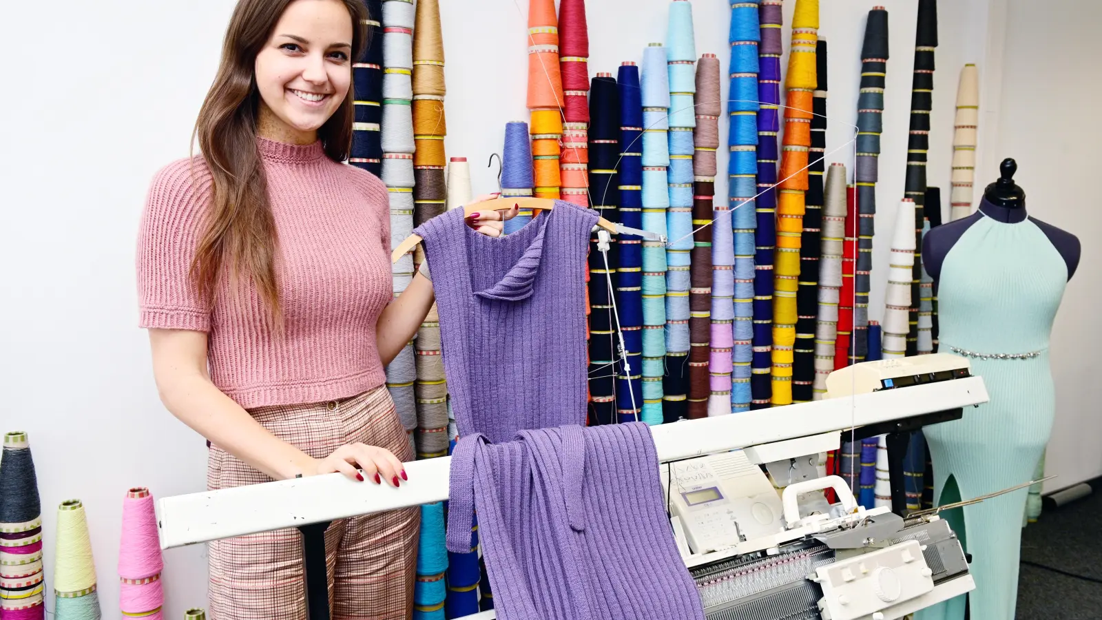 Julia Gleiß fertigt in ihrem Startup „ernaknitwear“ Kleidung nach Maß an. Auch ihr Oberteil hat sie selbst gestrickt – aber ganz traditionell mit der Hand. (Foto: Jim Albright)