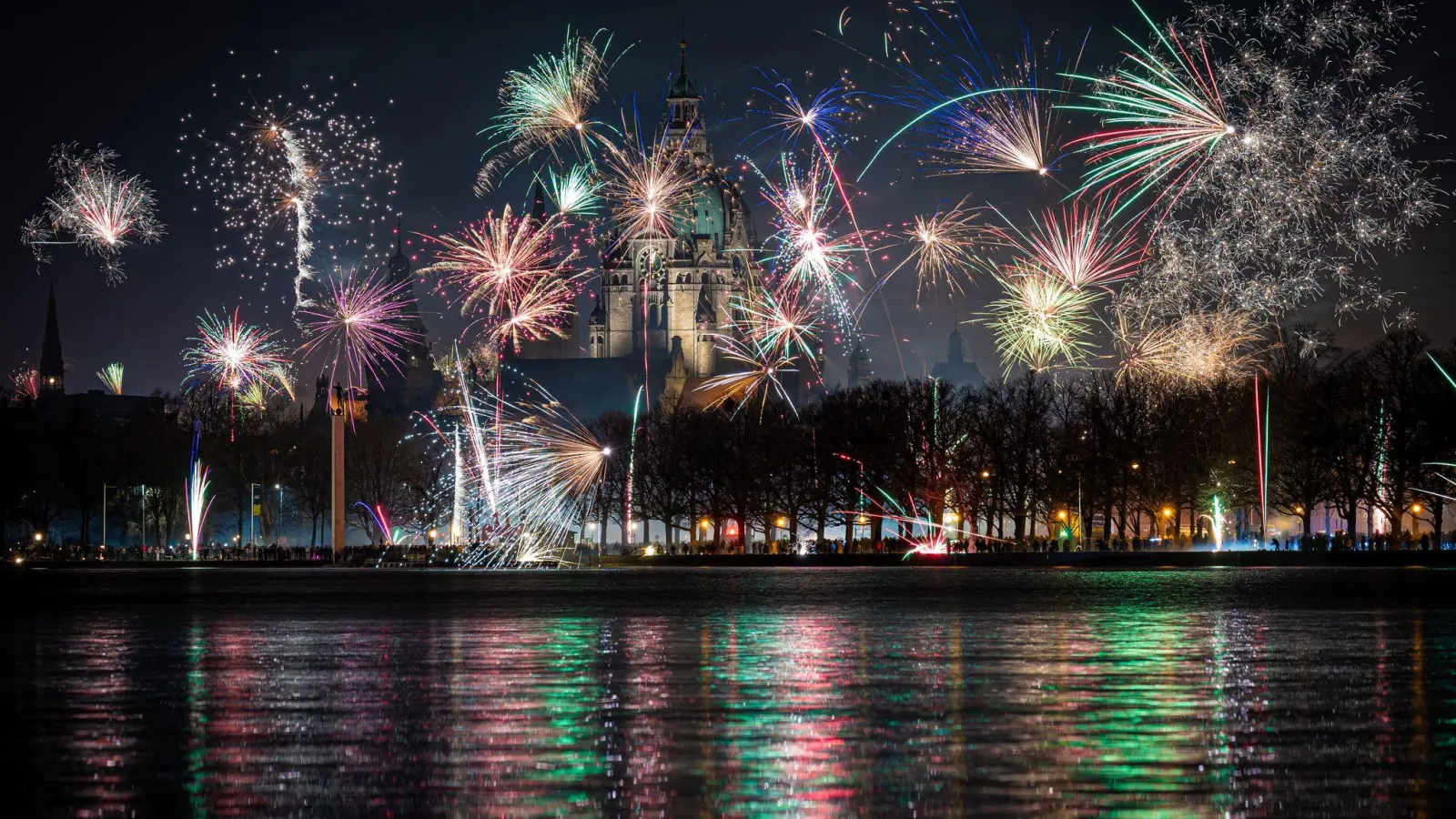 Niemand hat etwas gegen organisierte Feuerwerke&nbsp;an zentralen Plätzen, doch die wilde Böllerei muss untersagt werden, sagt der Präsident der Bundesärztekammer. (Archivfoto) (Foto: Moritz Frankenberg/dpa)