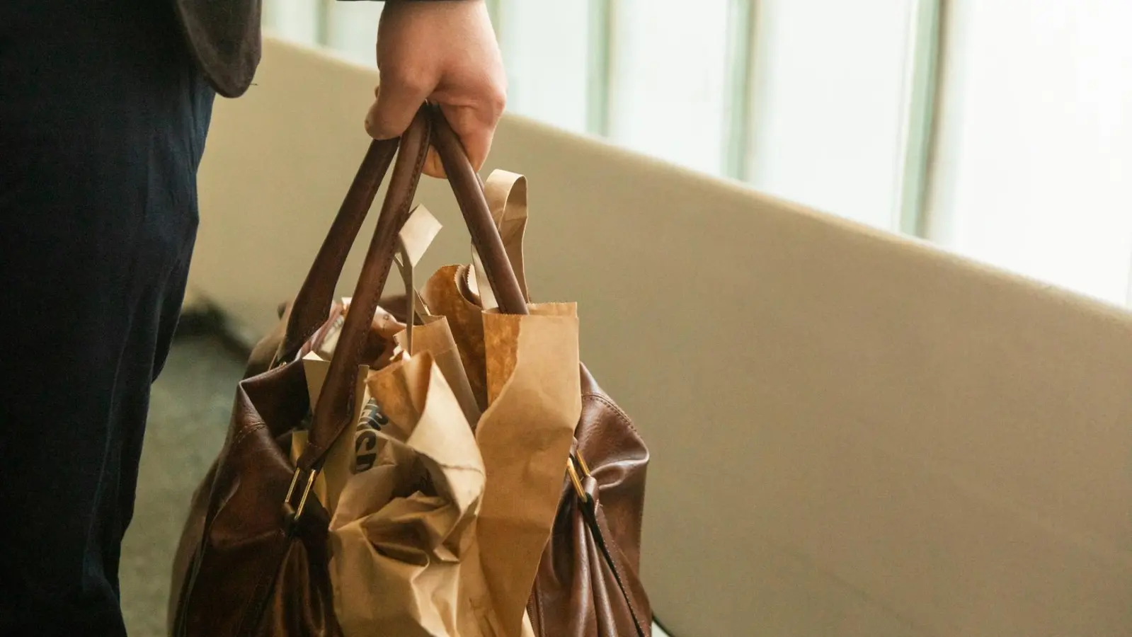 Am Landgericht nahm ein Verteidiger am Mittwoch tütenweise Bargeld entgegen. (Symbolfoto: Evi Lemberger)