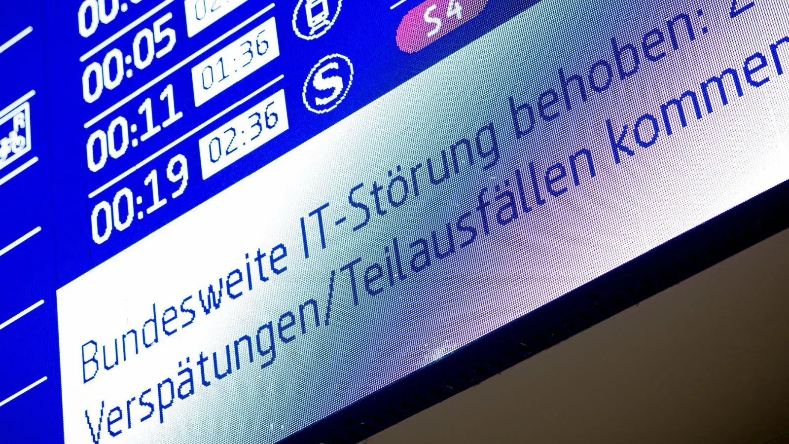 Der Bahnverkehr war wegen einer Funkstörung eingestellt.  (Foto: Moritz Frankenberg/dpa)