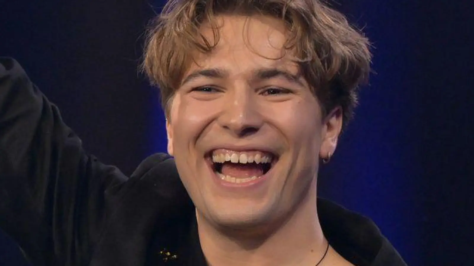 Fionn Ferreira will die Meere von Mikroplastik befreien. Dafür wurde er mit dem Bambi in der Kategorie Unsere Erde ausgezeichnet. (Foto: Peter Kneffel/dpa)