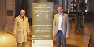 Am Tag der offenen Kirche können sich Menschen über das Christentum informieren. Dies kündigen Dekan Dr. Matthias Büttner (links) und Pfarrer Oliver Englert an. (Foto: Oliver Herbst)