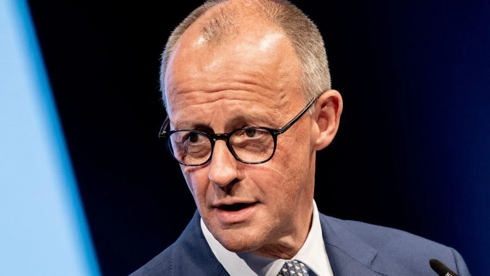 Beim Auftritt in Osnabrück formuliert Merz klare Erwartungen an die SPD. (Foto: Hauke-Christian Dittrich/dpa)