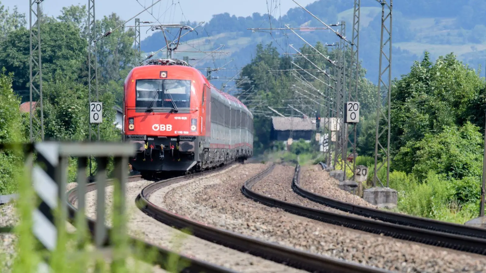 Reisen nach und innerhalb Tirols mit dem Öffentlichen Nahverkehr sind für deutsche Kunden noch leichter geworden: Alle Infos gibt es jetzt auch in der DB-App. (Symbolbild) (Foto: Matthias Balk/dpa)