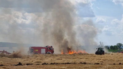 Bei Lenkersheim kämpfte die Feuerwehr gegen einen Flächenbrand. (Foto: Rainer Weiskirchen)