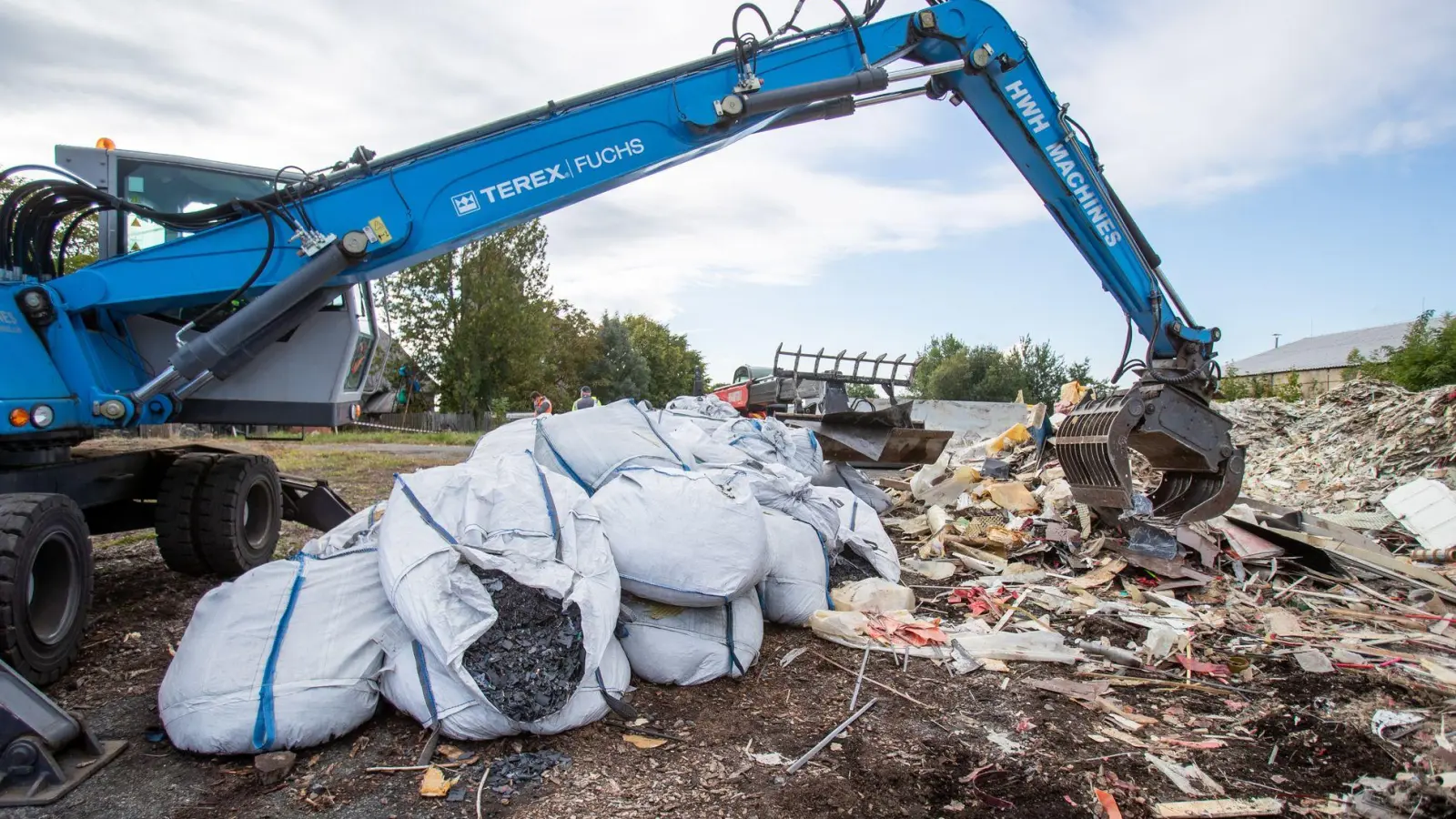 Ein Bagger häuft Müll auf. Eine deutsche Abfallfirma soll illegal Müll entsorgt haben, der nun vom Freistaat Bayern zurückgeholt werden muss.  (Foto: Pryèek Vladimír/CTK/dpa)