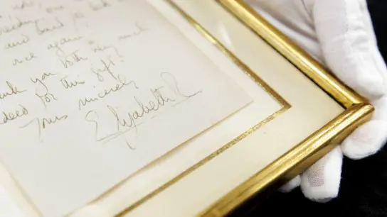 Ein handgeschriebener zweiseitigen Brief von  Königin Elisabeth II. (1926-2022) aus dem Jahr 1966 wird versteigert. (Foto: Julian Rettig/dpa)