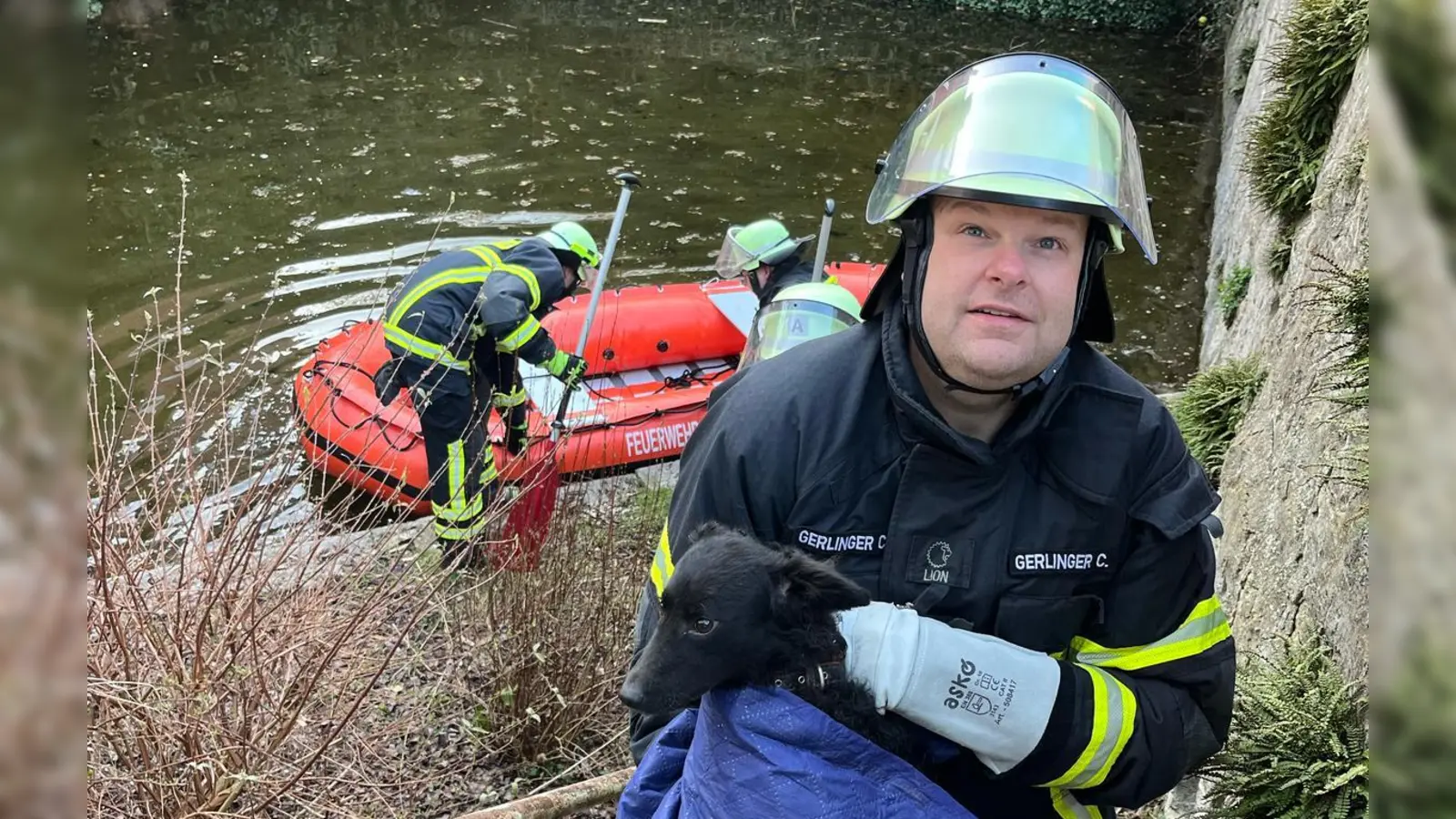 Mit dem Schlauchboot rettete die Uffenheimer Feuerwehr einen kleinen Hund aus einem Weiher. Sein Besitzer ist bereits informiert. (Foto: Feuerwehr Uffenheim)