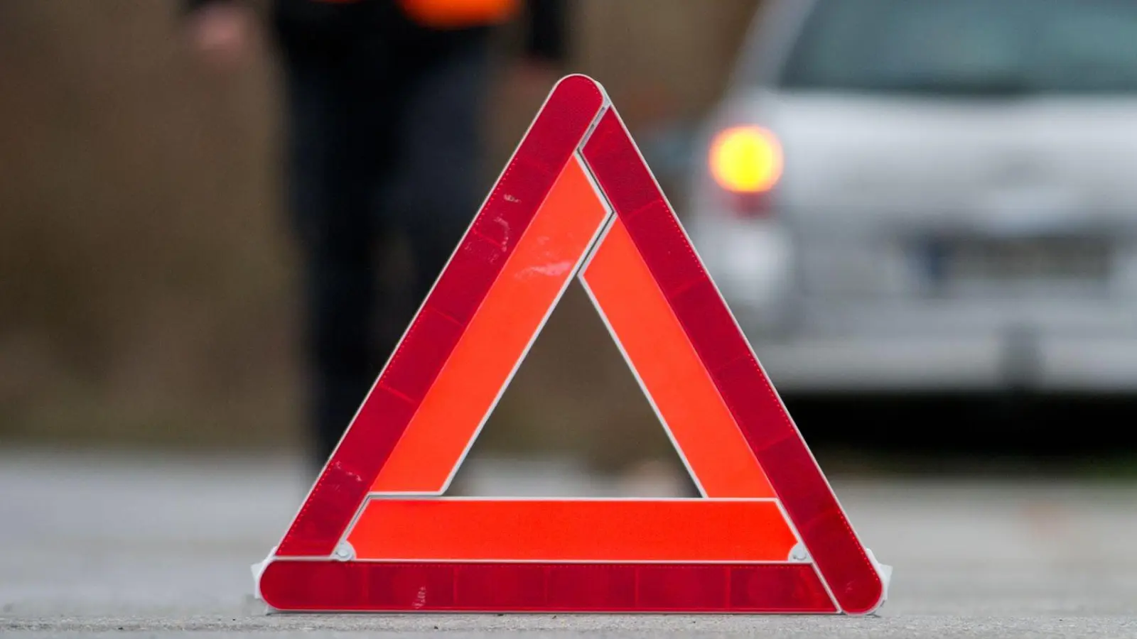 Warndreieck, Warnweste und Co: Was ist neben dem Pflichtzubehör sonst noch nützlich bei einem Auto-Notfall? (Foto: Franziska Gabbert/dpa-tmn)