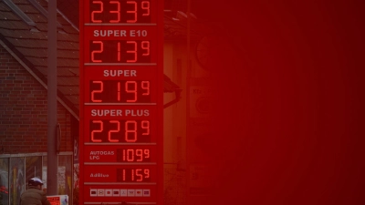 An der Tankstelle bekommen die Menschen die Folgen des Iran-Kriegs zu spüren. (Archivbild) (Foto: Jonas Walzberg/dpa)