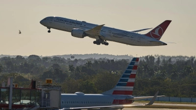Wegen des US-Ölembargos hat Kuba unter anderem Sparmaßnahmen die Betankung von Flugzeugen ausgesetzt.  (Foto: Ramon Espinosa/AP/dpa)