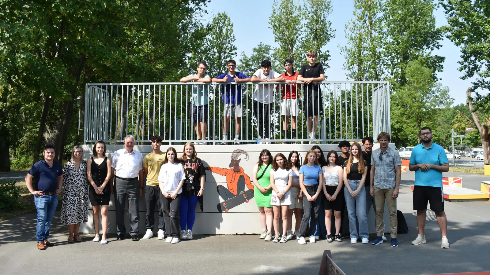 Acht- bis Zehntklässler der Neustädter Mittelschule am Turm verpassten der Skateranlage am Festplatz eine neue Optik. Martin Hufnagel, Larissa Kaczmarczyk, Lisa Rupp und Klaus Meier (von links) und Schulleiter Gregor Fleischmann (Zweiter von rechts) würdigten das Engagement der Jugendlichen. (Foto: Ute Niephaus)
