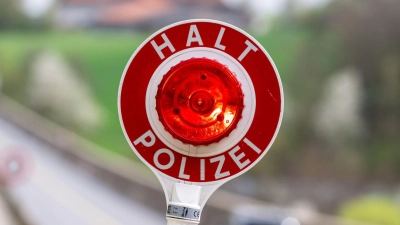 Die Bundespolizei kontrollierte die jungen Männer bei der Einreise nach Deutschland (Foto: Armin Weigel/dpa)