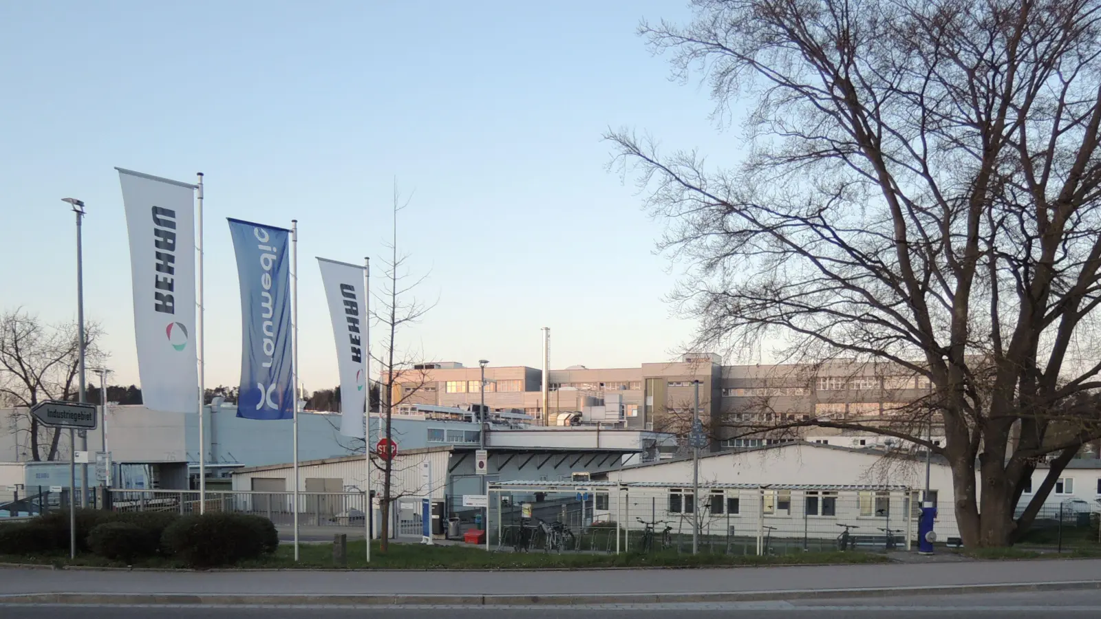 Rehau Industries ist seit dem 1. Januar ein eigenständiger Teilkonzern. Zu dieser Sparte gehört auch das Werk 2 in Feuchtwangen mit seinen rund 350 Mitarbeitenden.  (Foto: Peter Zumach)