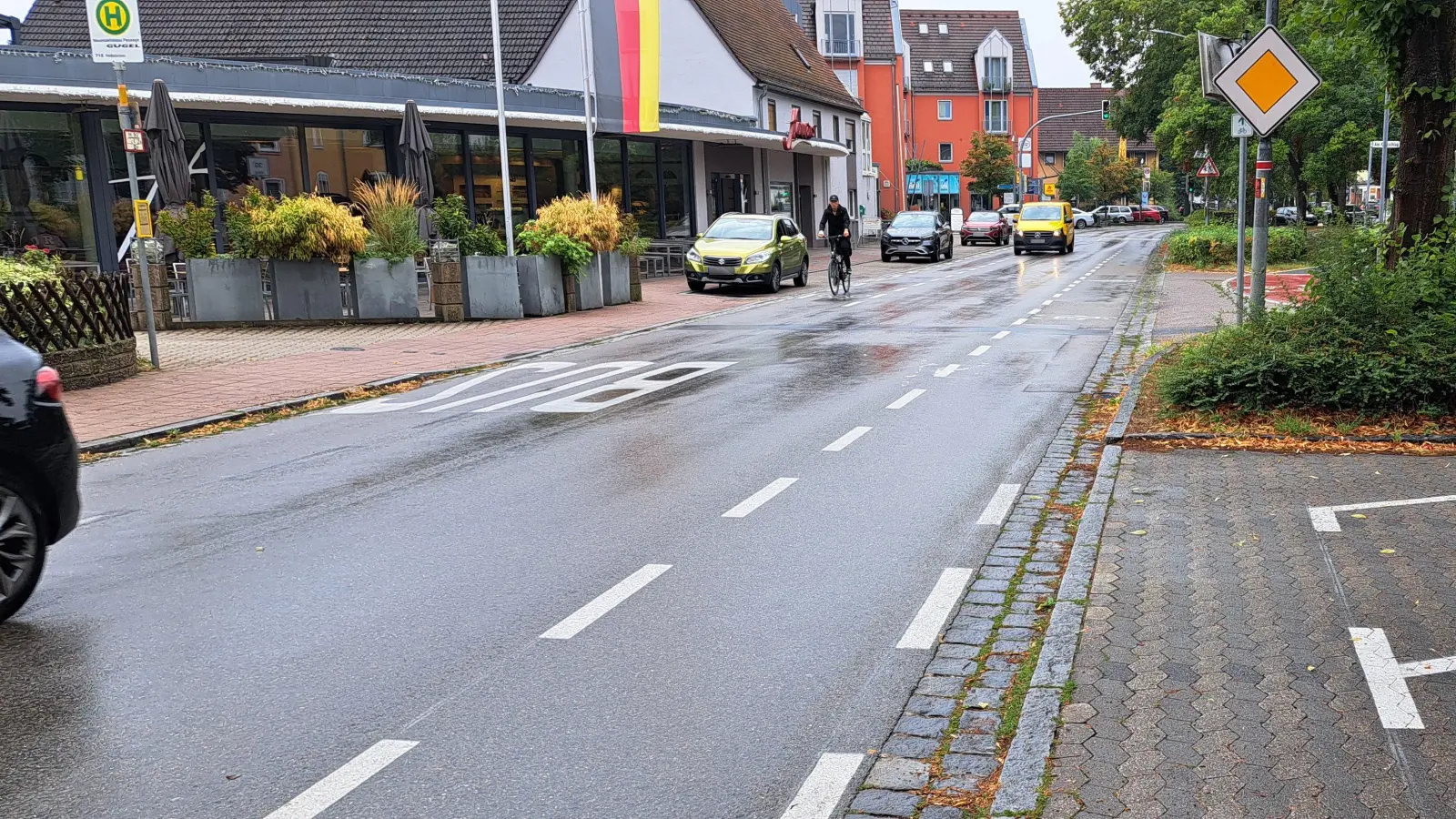 Im Juni ist ein Verkehrsversuch in Neuendettelsau gestartet worden. Seitdem müssen Radlerinnen und Radler die auf der Fahrbahn markierten Bereiche, wie hier in der Heilsbronner Straße, nutzen. (Foto: Florian Schwab)