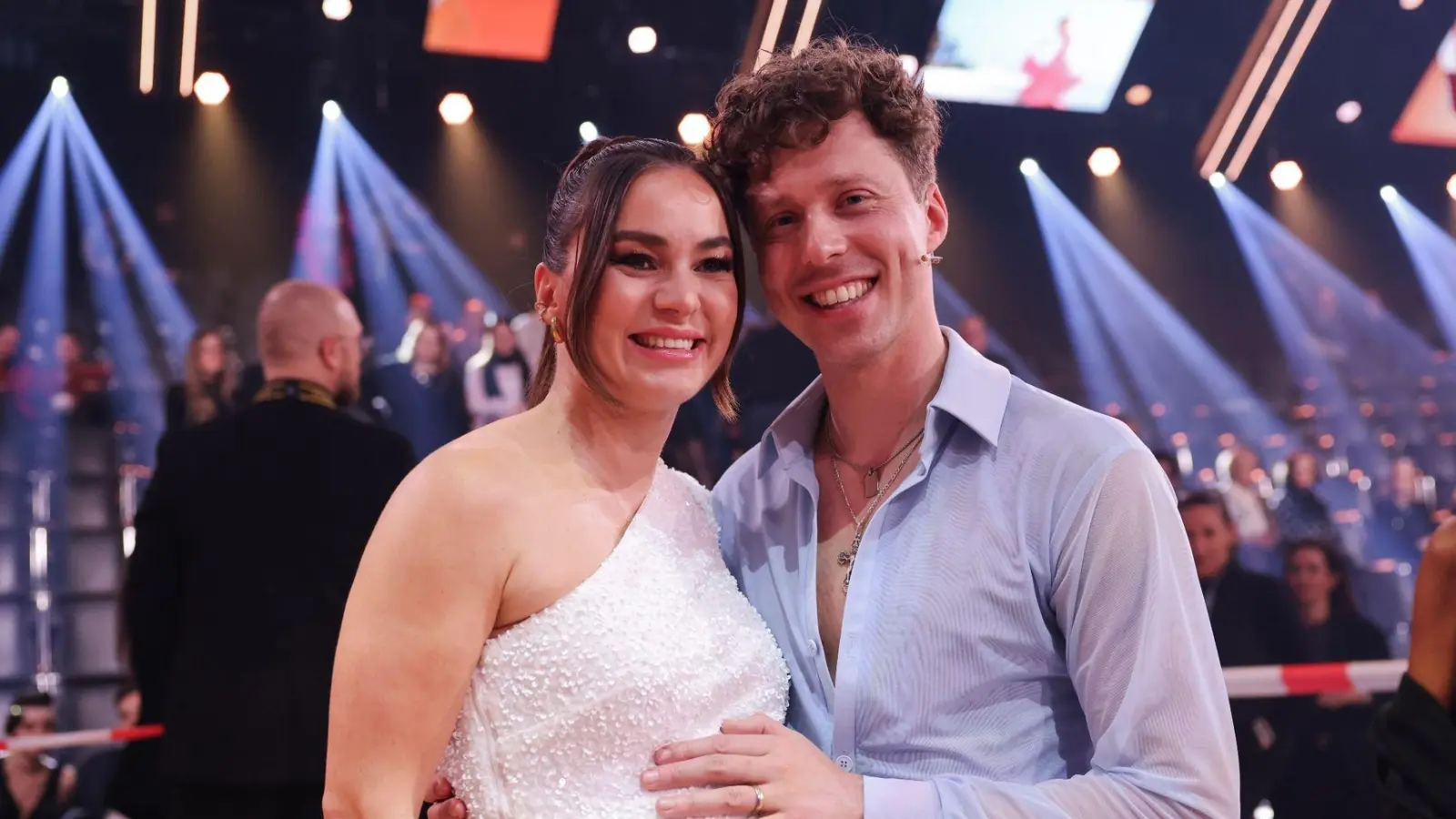 Die schwangere Profitänzerin Renata Lusin und ihr Mann Valentin Lusin Ende Februar in der RTL-Tanzshow „Let&#39;s Dance“. (Foto: Rolf Vennenbernd/dpa)