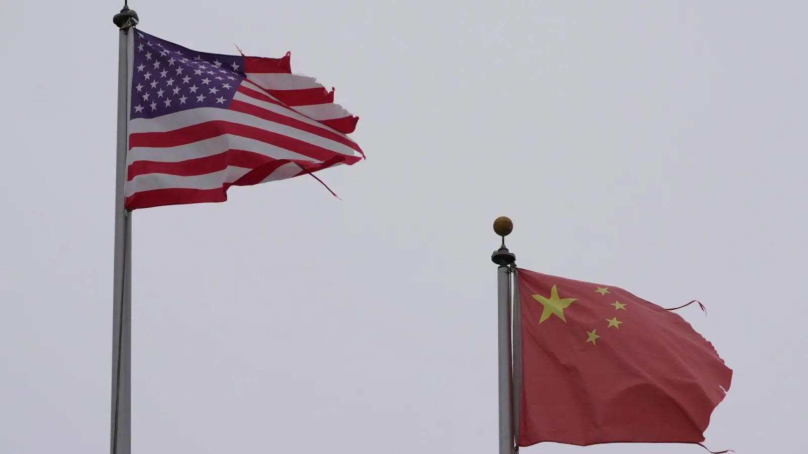 Trump wirft China vor, sich nicht an eine gemeinsame Vereinbarung im Handelsstreit zu halten. (Symbolbild)  (Foto: Jeff Chiu/AP/dpa)