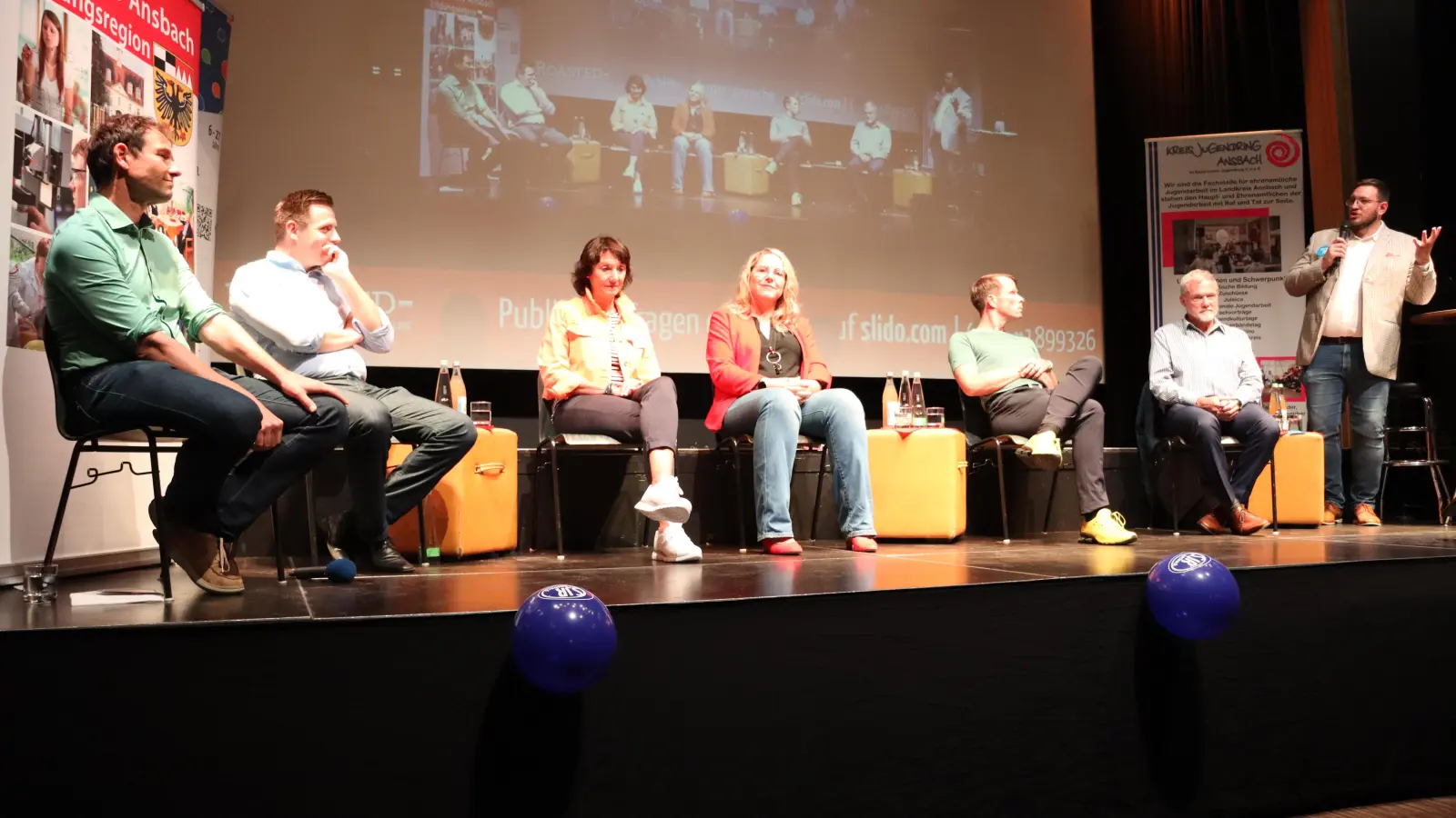 Martin Stümpfig (Grüne), Andreas Schalk (CSU), Elke Homm-Vogel (Freie Wähler), Kathrin Pollack (SPD), Oliver Kremer (FDP) und Günther Brendle-Behnisch (ÖDP) beantworteten die Fragen von Maximilian Mattausch (von links). (Foto: Thomas Schaller)