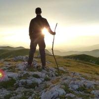 Nicht frieren, nicht müffeln: Merinowolle hat einige Eigenschaften, die bei Outdoor-Aktivitäten sehr praktisch sind.  (Foto: Florian Sanktjohanser/dpa-tmn)