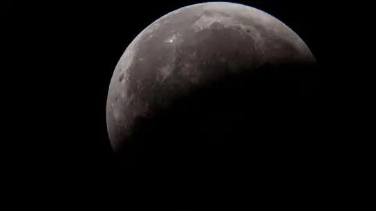 Nach der totalen Verdunklung wird der Mond wieder sichtbar. Herausragendes astronomisches Ereignis ist in diesem Mai zweifelsohne eine totale Mondfinsternis. (Foto: Boris Roessler/dpa)