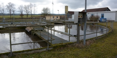 Nicht mehr auf dem aktuellen Stand: die Oberdachstetter Kläranlage. Im Jahr 2028 soll die Sanierung erfolgen. Die größte Schwachstelle der Anlage ist das Nachklärbecken. (Foto: Peter Pickel)