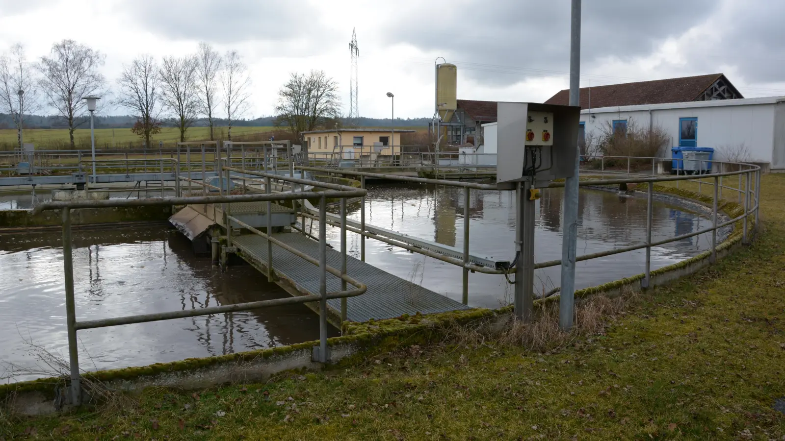 Nicht mehr auf dem aktuellen Stand: die Oberdachstetter Kläranlage. Im Jahr 2028 soll die Sanierung erfolgen. Die größte Schwachstelle der Anlage ist das Nachklärbecken. (Foto: Peter Pickel)