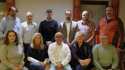 Die Gruppe der Freien Wähler in Dentlein geht mit (vorne, v. l.) Juliane Pabst, Anja Hoffmann-Scheiderer, Friedrich Dauberschmidt, Petra Dauberschmidt, Stephan Stürzer sowie (hinten, v. l.) Roman Schilling, Stefan Shell, Andreas Stretz, Thomas Beck, Tobias Rister und Martin Zahner ins Rennen.  (Foto: Luca Beck)