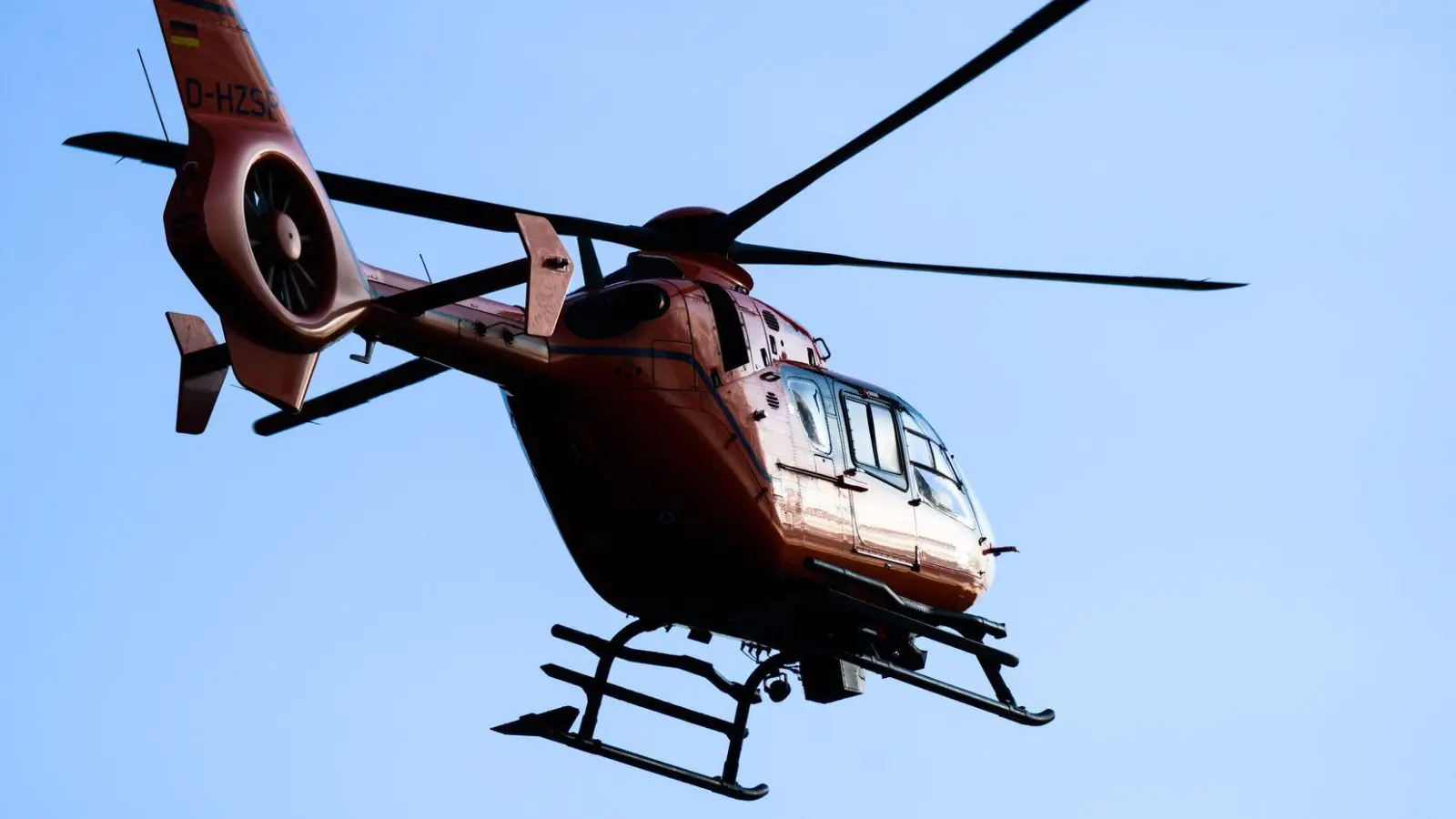 Die Rettungskräfte befreiten den Mann und flogen ihn dann weg. (Symbolbild) (Foto: Julian Stratenschulte/dpa)