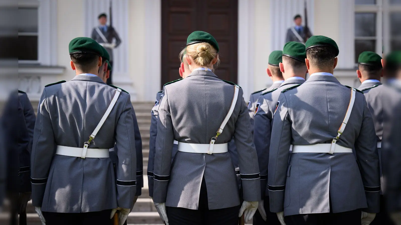 Soldaten der Ehrenformation der Bundeswehr vorm Schloss Bellevue. Künftig findet in Deutschland jeweils am 15. Juni der Nationale Veteranentag statt. (Foto: Bernd von Jutrczenka/dpa)