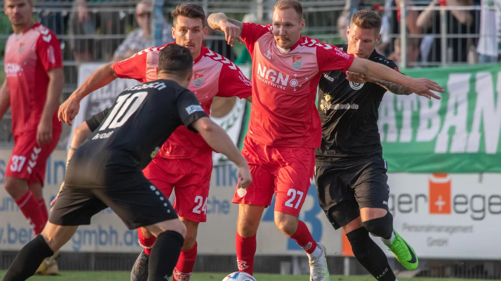 Sehen sich heute wieder: Der Ansbacher Bastian Herzner (rechts) und der neuerdings Verteidiger spielende Aubstädter Ben Müller (3. von rechts). (Foto: Markus Zahn)