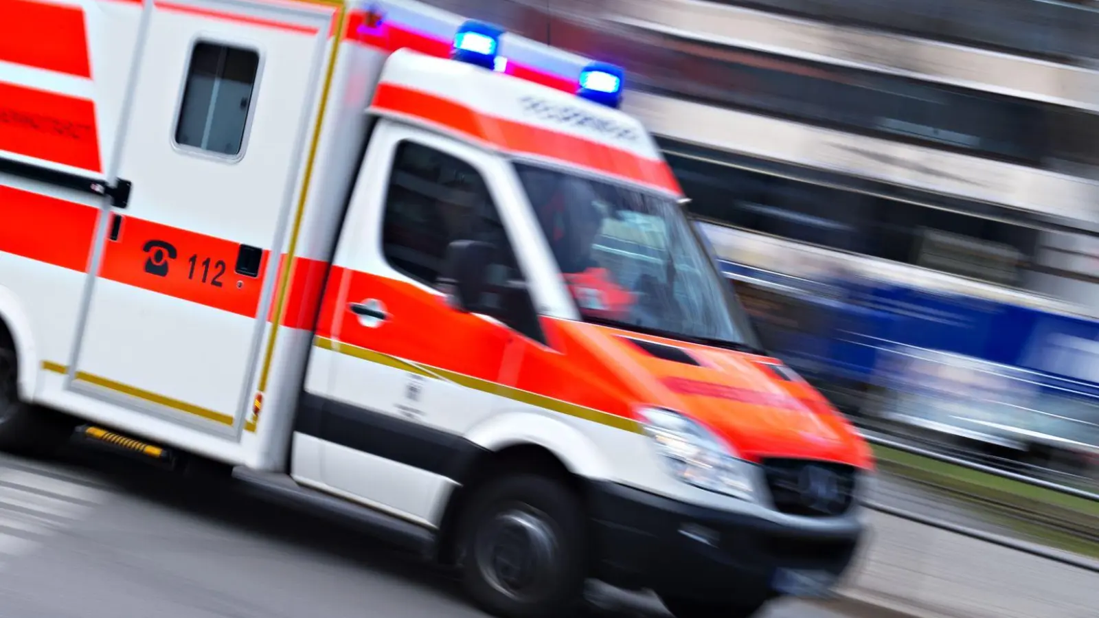 Ein Großaufgebot an Rettungskräften rückte aus. (Symbolbild) (Foto: Nicolas Armer/dpa)