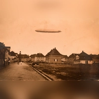 Auf dieser historischen Aufnahme gegen Ende der 1920er Jahre ist ein Luftschiff über dem Ansbacher Stadtgebiet zu sehen. (Foto: Privat-Sammlung Stabesberger)
