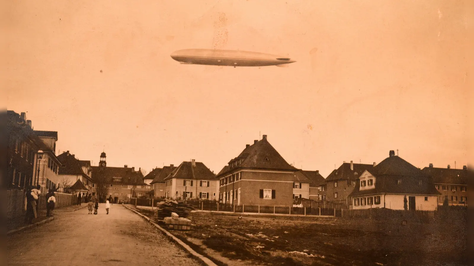 Auf dieser historischen Aufnahme gegen Ende der 1920er Jahre ist ein Luftschiff über dem Ansbacher Stadtgebiet zu sehen. (Foto: Privat-Sammlung Stabesberger)