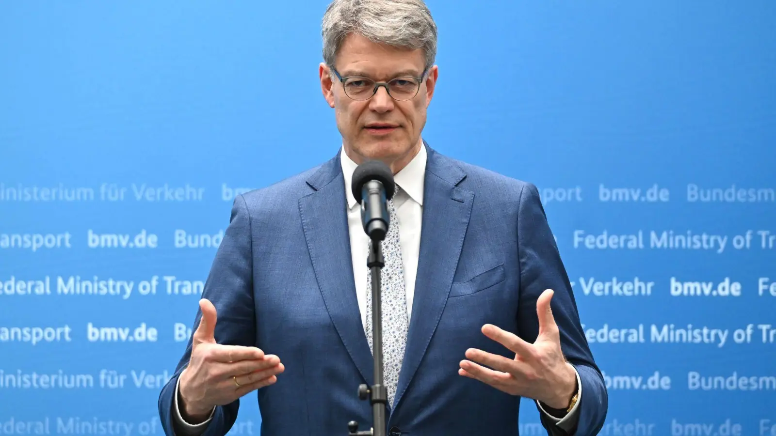 Ein neues Preisschild wollte der Minister nicht nennen. (Foto: Elisa Schu/dpa)