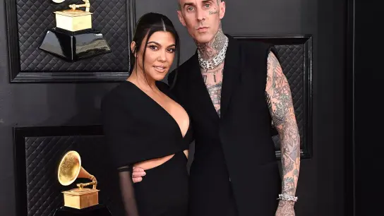 Reality-Star Kourtney Kardashian und Musiker Travis Barker bei der  Grammy-Verleihung 2022. (Foto: Jordan Strauss/Invision/AP/dpa)