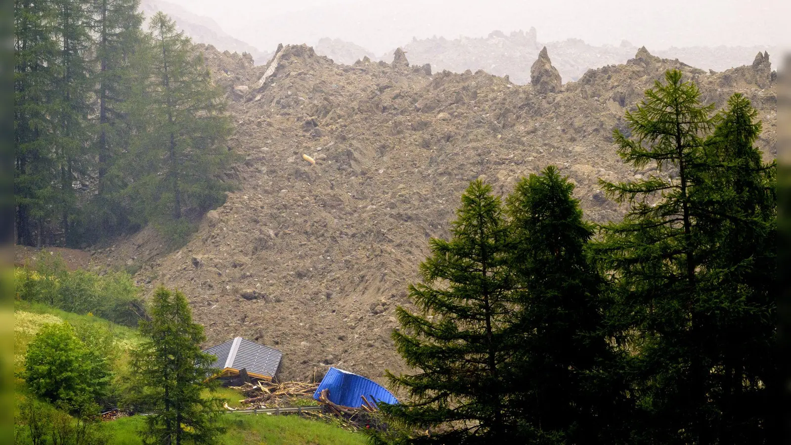 Eis und Geröll haben das Tal erreicht. (Foto: Jean-Christophe Bott/KEYSTONE/dpa)