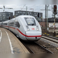 Wegen eines verdächtigen Gegenstands wurden Teile des Ulmer Hauptbahnhofs zeitweise gesperrt.  (Foto: Stefan Puchner/dpa)