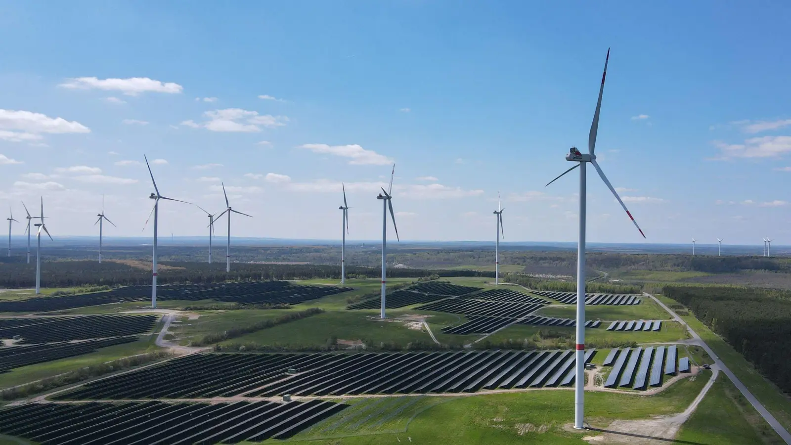 Windenergieanlagen und Solarparks auf der Hochfläche in Klettwitz bei Schipkau in Brandenburg. (Foto: Patrick Pleul/dpa)