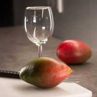 Wie lässt sich eine Mango leicht schälen und in Würfel schneiden? (Foto: Christin Klose/dpa-tmn)