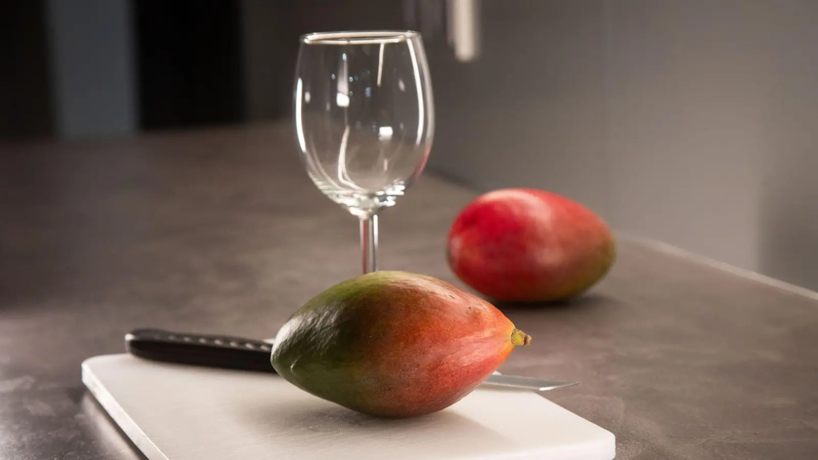 Wie lässt sich eine Mango leicht schälen und in Würfel schneiden? (Foto: Christin Klose/dpa-tmn)