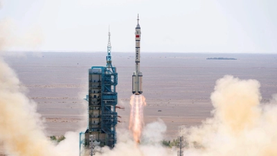 Das bemannte Raumschiff „Shenzhou-14“ startet auf einer Trägerrakete vom Typ „Langer Marsch 2F“ vom Jiuquan Satellite Launch Center im Nordwesten Chinas. (Foto: Cai Yang/XinHua/dpa)